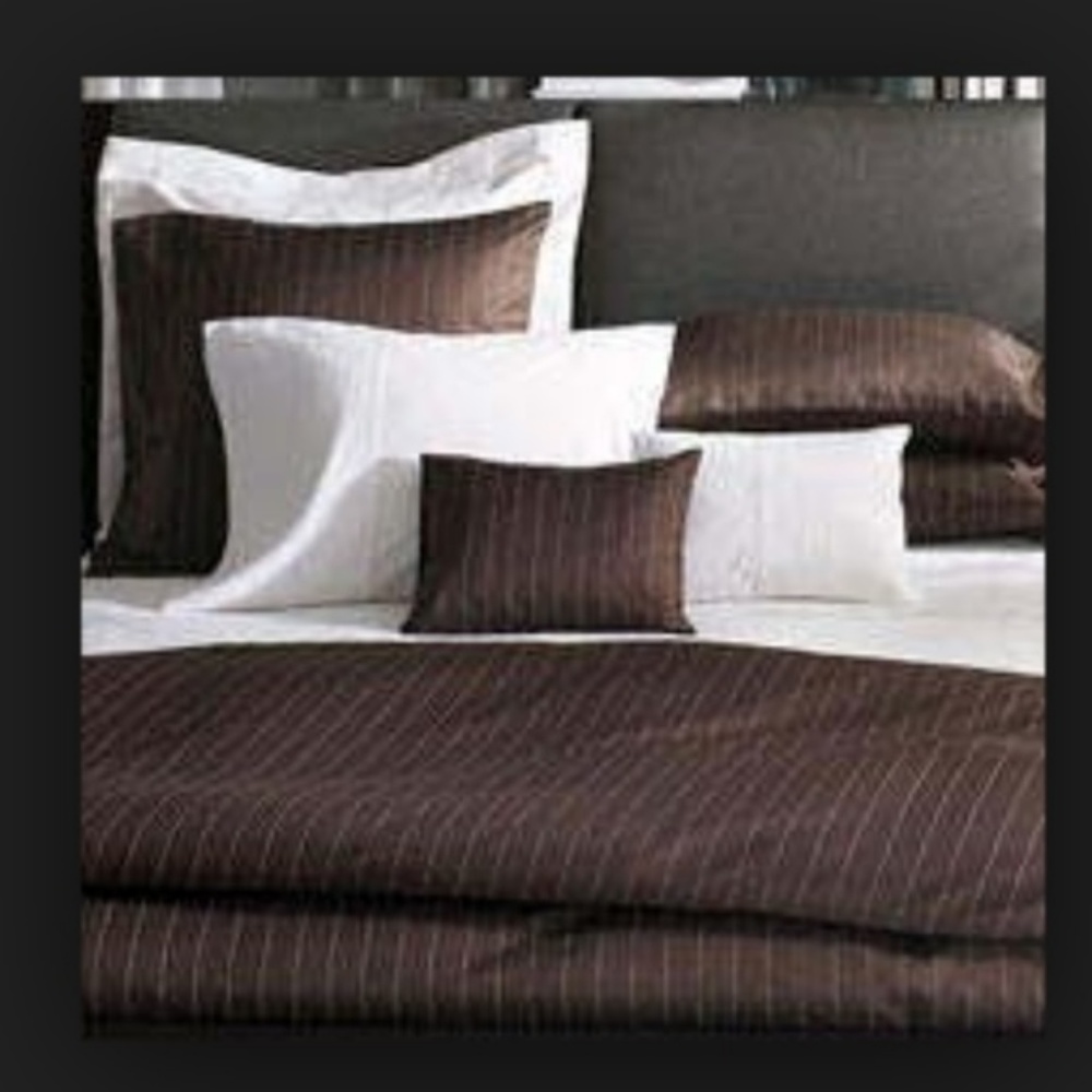 Set of 2 Kelly Hoppen Standard Shams NWT 🦋